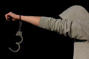 Βία ανηλίκων – Ιωάννινα: Χειροπέδες σε 9 εφήβους, 15 έως 17 ετών, για βανδαλισμούς σε σχολείο
