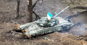 Πολύ σκληρό ΒΙΝΤΕΟ!!! Ουκρανοί περνάνε με τανκ πάνω από στρατιώτες που έχουν εξουδετερώσει