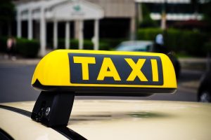 Το είδαμε και αυτό: Ταξί έκοψε δρόμο… περνώντας από διάβαση πεζών!(vid)