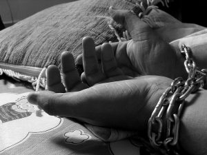 Σοκ στην Κίνα: Γυναίκα θύμα trafficking ζούσε δεμένη με αλυσίδα από τον λαιμό – Διαβάστε την τραγική ιστορία της