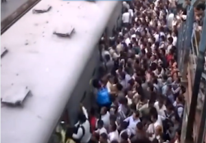 Το να παίρνεις τρένο στην Ινδία είναι από μόνο του μία περιπέτεια, vid