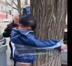 Ουκρανία: Δένoυν κοπέλες σε δέντρα!!! vid