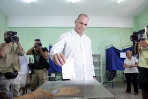 Στο Πέραμα ψήφισε ο Βαρουφάκης: «Όχι στην αποχή, ακόμα και λευκό ψηφίστε»