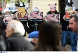 «Εισβολή» σε κρεοπωλείο σουπερμάρκετ στον Πειραιά!!! «Vegan» έριξαν «ΑΙΜΑ» στις βιτρίνες, vid