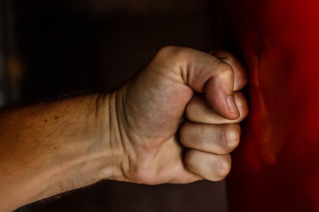 Άγριο ξύλο σε συναυλία στη Θεσσαλονίκη – Απίστευτες εικόνες, vid