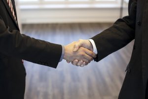 Κύπρος: Η σύσφιξη των σχέσεων με τις ΗΠΑ συνεχίζεται – Κυρώσεις κατά Ρώσων