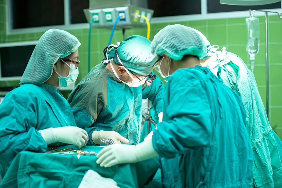 Οργή στη Γαλλία: Αναισθησιολόγος δικάζεται για τον φόνο 12 ασθενών και τη δηλητηρίαση άλλων 18