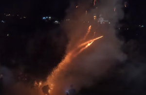 Εντυπωσιακά ΒΙΝΤΕΟ από τον παραδοσιακό ρουκετοπόλεμο στο Βροντάδο Χίου