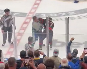 Φιλικός αγώνας χόκεϊ μετατράπηκε σε πόλεμο: Πυροσβέστες έβγαλαν νοκ άουτ αστυνομικούς