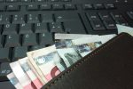 Πορτοφόλι με χρήματα επάνω σε πληκτρολόγιο