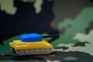 ΚΥΝΗΓΗΤΟ μέσα στα χαλάσματα! Ουκρανοί τρέχουν να ξεφύγουν από το Soledar, vid