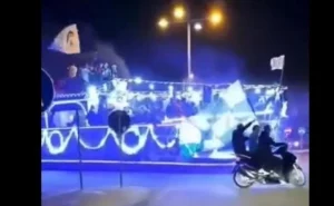 «Τρελάθηκαν» οι οπαδοί της Νάπολι και έβγαλαν καράβι στηn στεριά, vid
