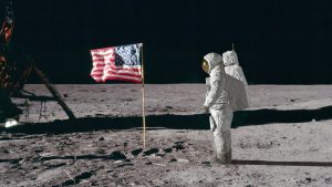 Πρ. επικεφαλής Roscosmos: «Καμία πειστική απόδειξη ότι οι ΗΠΑ πήγαν στο φεγγάρι το 1969»