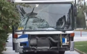 Αθήνα: Λεωφορείο συγκρούστηκε με μηχανή, vid