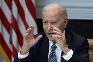 Η αμηχανία Μπλίνκεν όταν άκουσε τον Μπάιντεν να αποκαλεί τον Σι «δικτάτορα»