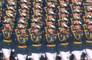 Δεν έλειψαν ούτε οι γυναίκες από την μεγάλη παρέλαση της Μόσχας, vid