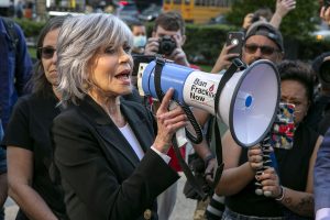 Τζέιν Φόντα: Να μπουν φυλακή όλοι οι λευκοί άνδρες