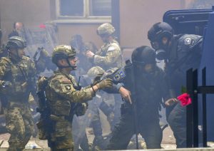 Το ΝΑΤΟ «χτύπησε» ξανά τους Σέρβους!!! Βία στο Κόσοβο – ΒΙΝΤΕΟ