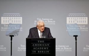Kissinger σε Ουκρανούς: Ξεχάστε την Κριμαία…