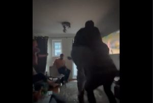 Απίστευτο: Φίλος του Ολυμπιακού έσπασε λάμπα με το κεφάλι από τους πανηγυρισμούς – Ε-Π-Ο-Σ