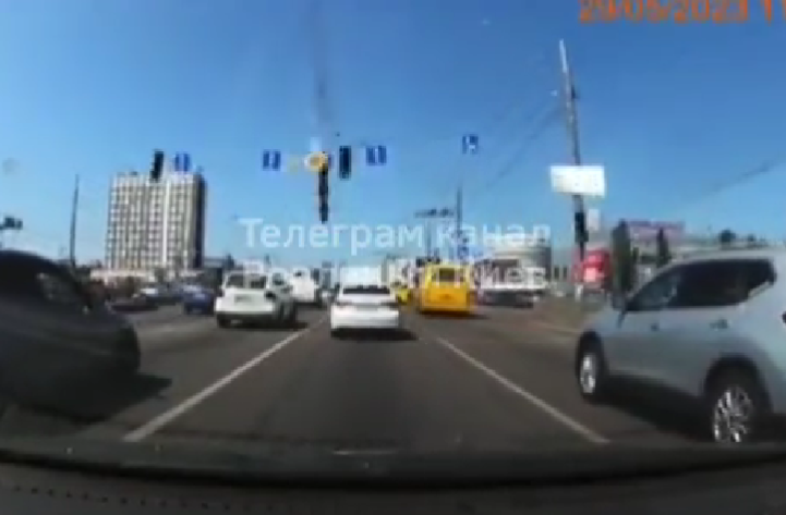 Σοκαριστικό ΒΙΝΤΕΟ! Πύραυλος σε λεωφόρο του Κιέβου εν ώρα αιχμής