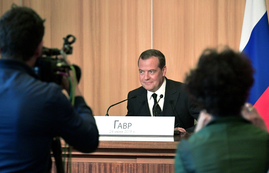Μεντβέντεφ για Ζελένσκι: «Τα αφεντικά του θα βάλουν να τον κρεμάσουν»