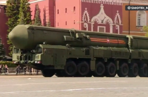 ΒΙΝΤΕΟ: Πυρηνικά μπροστά στην Κόκκινη Πλατεία στη Μόσχα