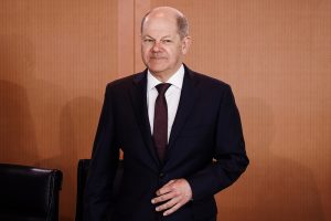 Ο Σολτς με τον Ζελένσκι πίσω του είπε το γνωστό ναζιστικό σύνθημα “Δόξα στην Ουκρανία”!!! (video)