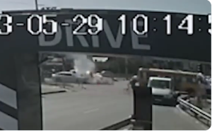 Η στιγμή που θραύσμα πυραύλου πέφτει σε δρόμο γεμάτο ΙΧ στο Κίεβο, vid