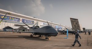 Δορυφορική εικόνα αποκαλύπτει το ΤΡΟΜΕΡΟ υπερηχητικό drone WZ-8 σε κινεζική στρατιωτική βάση