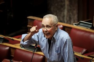 «Τα κ@λ@παιδα, όσα έχουν λεφτά, στα ιδιωτικά»: Καυγάς με Ζουράρι για την Παιδεία, vid