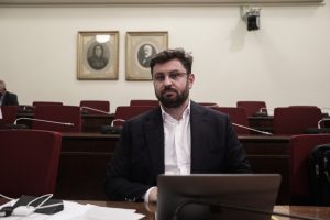 Ζαχαριάδης για τις χρεώσεις των τραπεζών: «Μεγάλη απάτη, μεγάλη ντροπή»