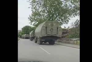 Ουρές από στρατιωτικά οχήματα στη Βουλγαρία: Πηγαίνουν όλα στην Ουκρανία, vid