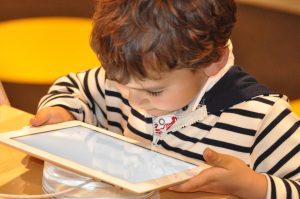 Παράνοια με τις διαδικτυακές προκλήσεις μεταξύ παιδιών: “Πήδα απ’ το παράθυρο”, “εύκολο είναι” (video)