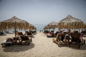 Ακριβά τα μπάνια του λαού φέτος: Στο Σούνιο οι ξαπλώστρες φτάνουν και τα 90 ευρώ!!! Οι τιμές στα νησιά (video)