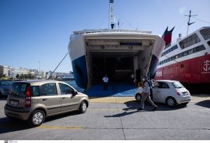 Εγκλωβισμένοι πάνω από 800 επιβάτες στο λιμάνι της Ραφήνας – Οργή και αγανάκτηση, vid