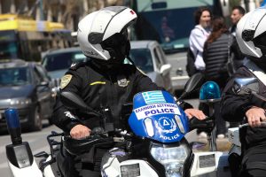 Θεσσαλονίκη: Γέφυρα ζωής από αστυνομικούς για 2χρονη που έριξε καυστικό υγρό στα μάτια της