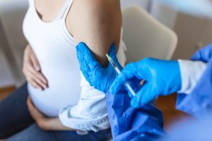 Πίεσαν εγκύους να κάνουν το εμβόλιο COVID!!! Ιδού τι τους συνέβη, σύμφωνα με επιστήμονες