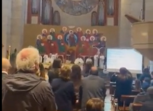 Νάπολη: Ιερέας έκανε την εκκλησία… εξέδρα – Φώναζε συνθήματα!!! ΕΠΟΣ!!! (video)
