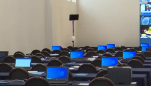 Δημοσιογράφοι από όλο τον κόσμο στο κέντρο Τύπου για τις εκλογές, vid