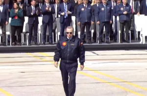 Τρελό show από Ερντογάν: Εμφάνιση αλά Top Gun, με μπουφάν αεροπόρου και μαύρα γυαλιά δίπλα στα μαχητικά!!! (video)
