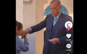 Φιλάνε τα χέρια του Ερντογάν όπως έκαναν στον Μητσοτάκη – ΒΙΝΤΕΟ