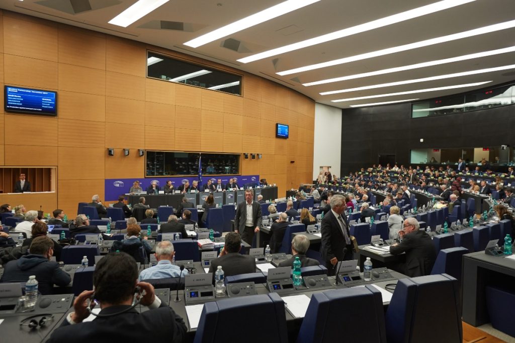«Περνάνε στο μητρικό γάλα, περνάνε στο φαγητό»: Επιστήμονας σοκάρει ευρωβουλευτές για τα mRNA εμβόλια, vid