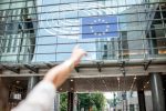 Χέρι δείχνει το σύμβολο της Ευρωπαϊκής Ένωσης