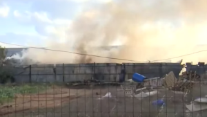 Φωτιά σε εργοστάσιο στον Ασπρόπυργο Αττικής – Αποπνικτική ατμόσφαιρα, vid