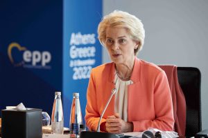 Δεν έλειπε κανείς… Και η Φον ντερ Λάιεν στη στέψη Καρόλου – Δείτε την ανάρτησή της