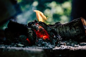 Επιβίωση: Άναμμα φωτιάς με λίγα υλικά! Τι θα πρέπει να έχετε στον σάκο σας!