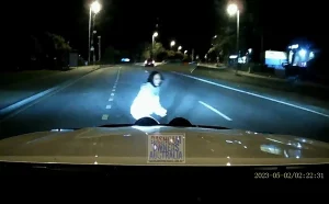 Μυστήριο: Γυναίκα που πηδά ξαφνικά μπροστά από αμάξι που κινείται – Η κάμερα τα κατέγραψε όλα
