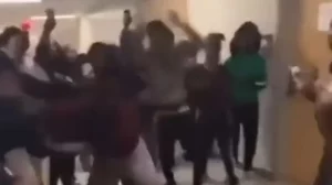 ΑΓΡΙΟ ξύλο σε καθηγήτρια από μαθητές!!! Σοκαριστικό ΒΙΝΤΕΟ