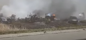 Απίστευτες εικόνες με φλόγες και αναποδογυρισμένα αυτοκίνητα από τεράστια καραμπόλα στο Ιλινόις! Τουλάχιστον 6 νεκροί (video)